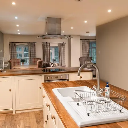 9 Riverside Walk Ferienhaus