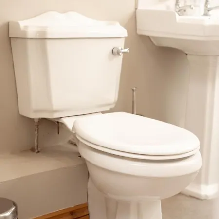 9 Riverside Walk * Airton