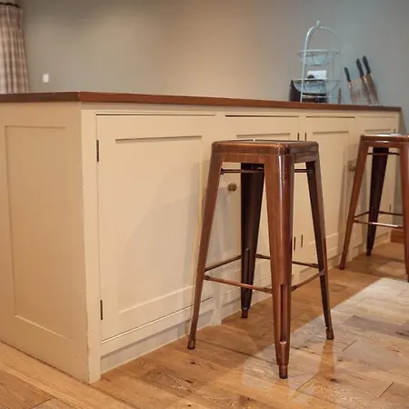 9 Riverside Walk * Airton